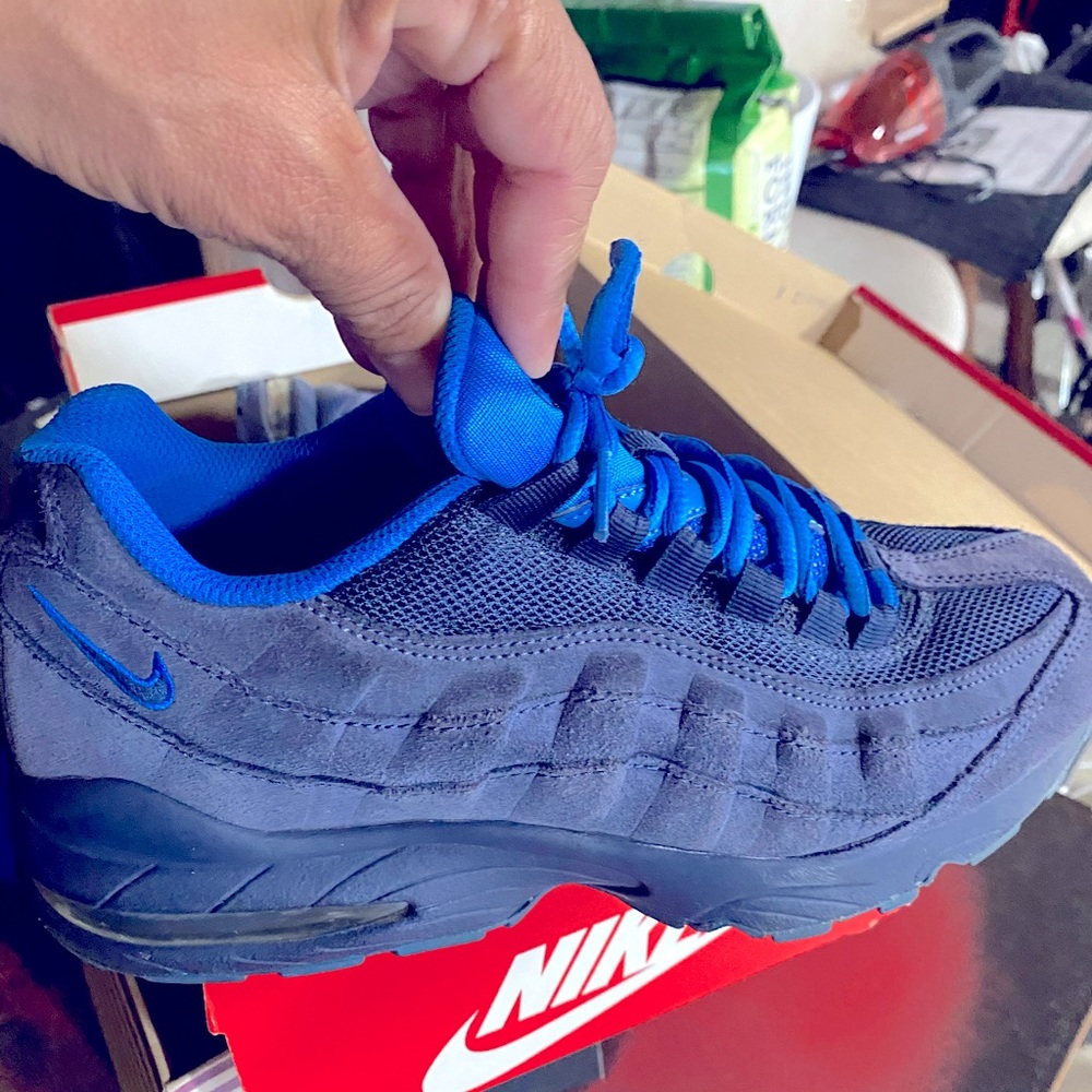 Tennis shoes